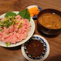 Snapdishの料理写真:ネギトロ丼
味噌汁|oneiさん