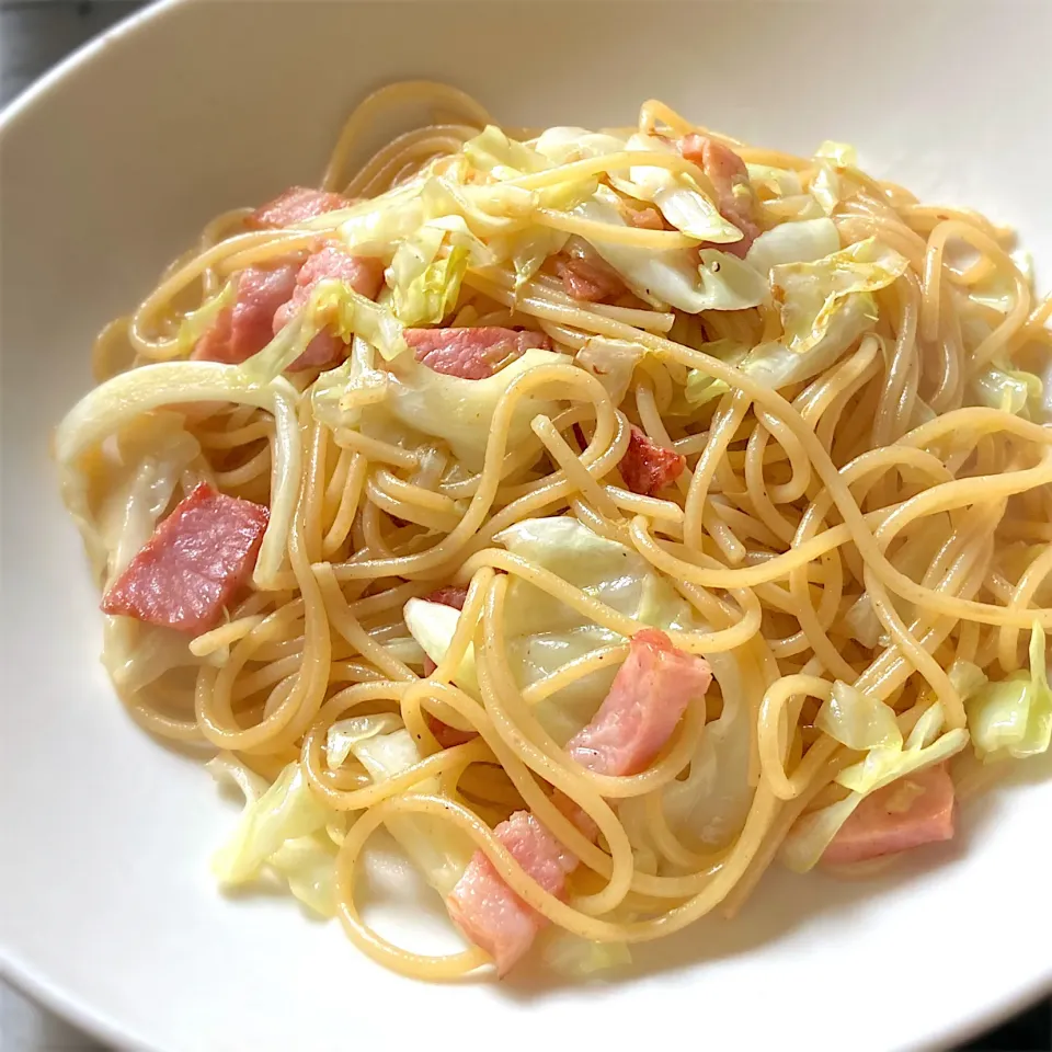 ランチに、ベーコンとキャベツの旨味パスタを頂きます😋👍🎵|ギムレットさん