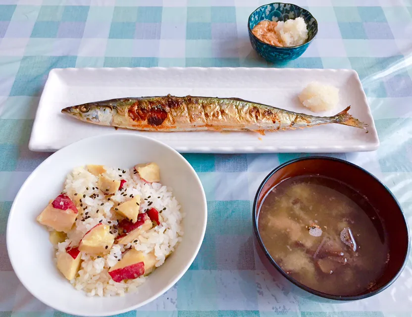 Snapdishの料理写真:秋を感じるお昼ご飯
∗さつまいもご飯
∗落葉きのこのお味噌
 (七味唐辛子と大根おろし入り
∗焼きさんま∗なめ茸
 (大根おろし添え|🌻ako ·͜·♡peco🌻さん