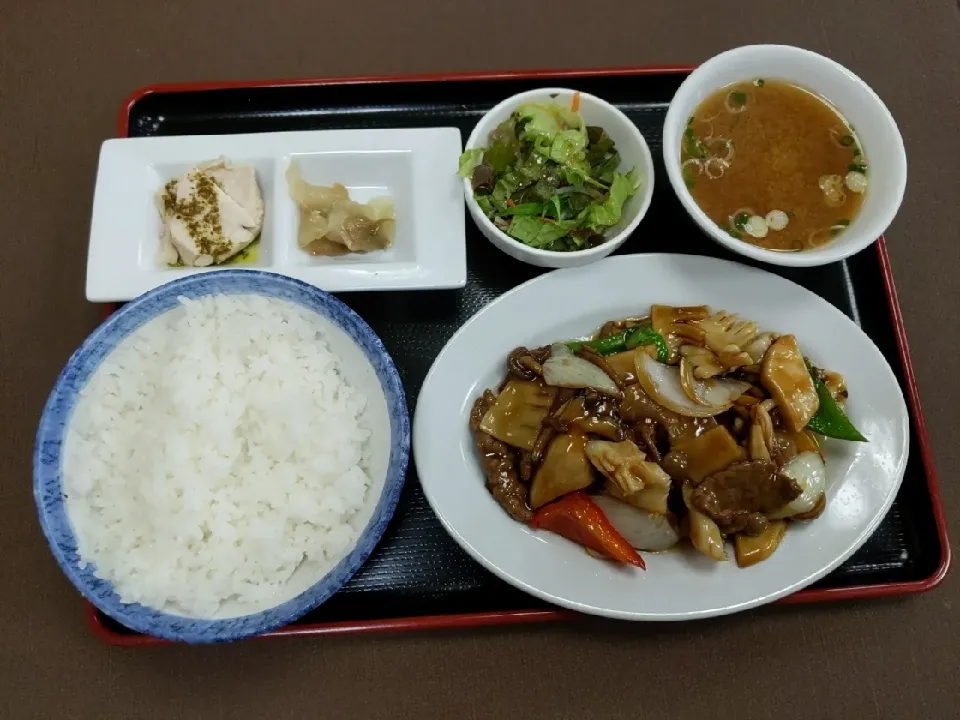 Snapdishの料理写真:週替り定食
牛肉・イカ・しめじの
　オイスターソース炒め定食
　　　　　　　　　　　　　　　¥900|toshiさん