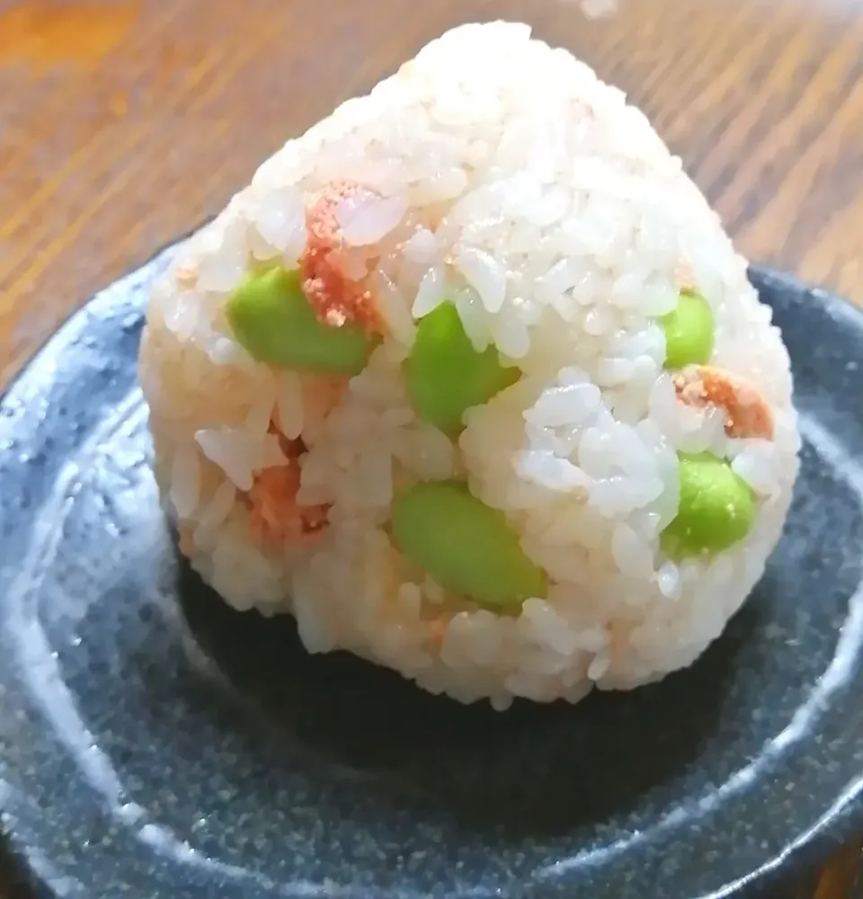 Snapdishの料理写真:枝豆たらこバターのおにぎり🍙|sunnyさん