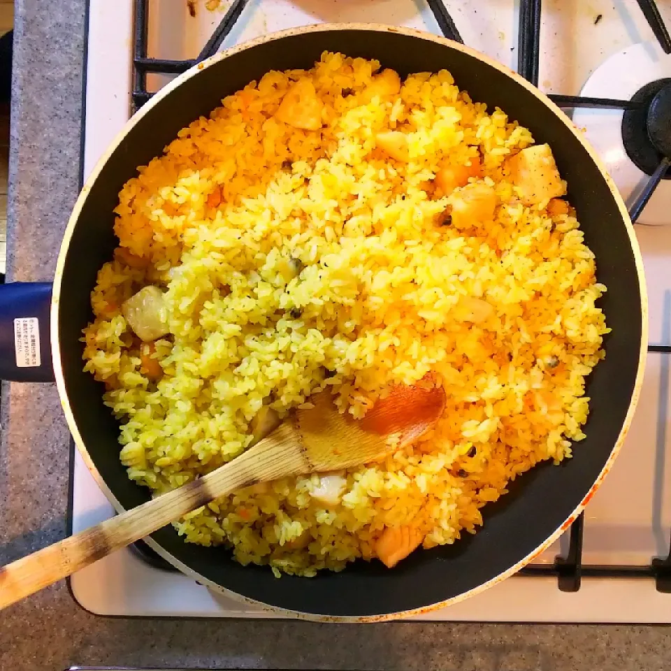 炊飯器→フライパンの一手間がポイント！シーフードパエリア|おっきい大学生さん