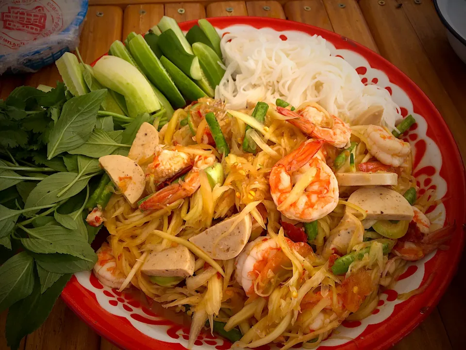 Snapdishの料理写真:Somtam seafood|Muaylek Thanomsriさん