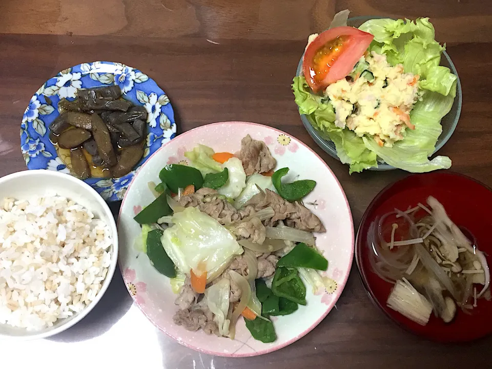 肉野菜炒め きのこのおすまし ポテトサラダ ごぼうとこんにゃくの煮物|おさむん17さん