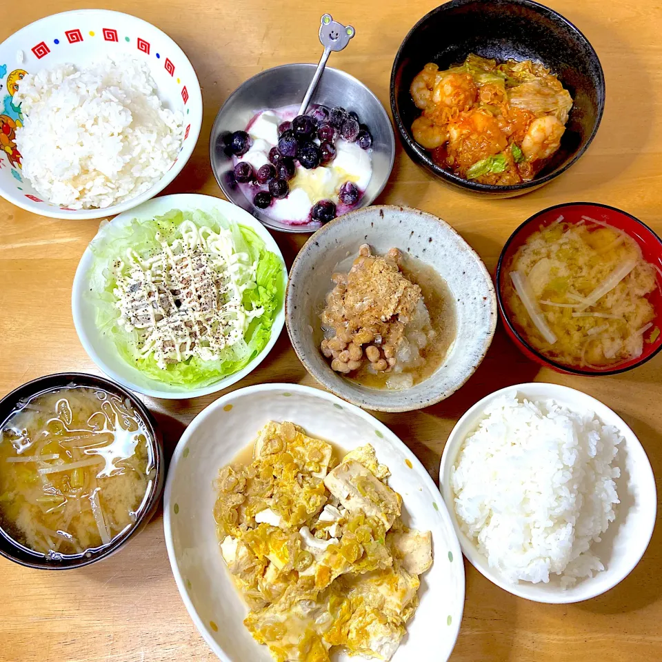 秋田産あきたこまち🍚特にこれといって＋残り物〜💦|Makokoさん