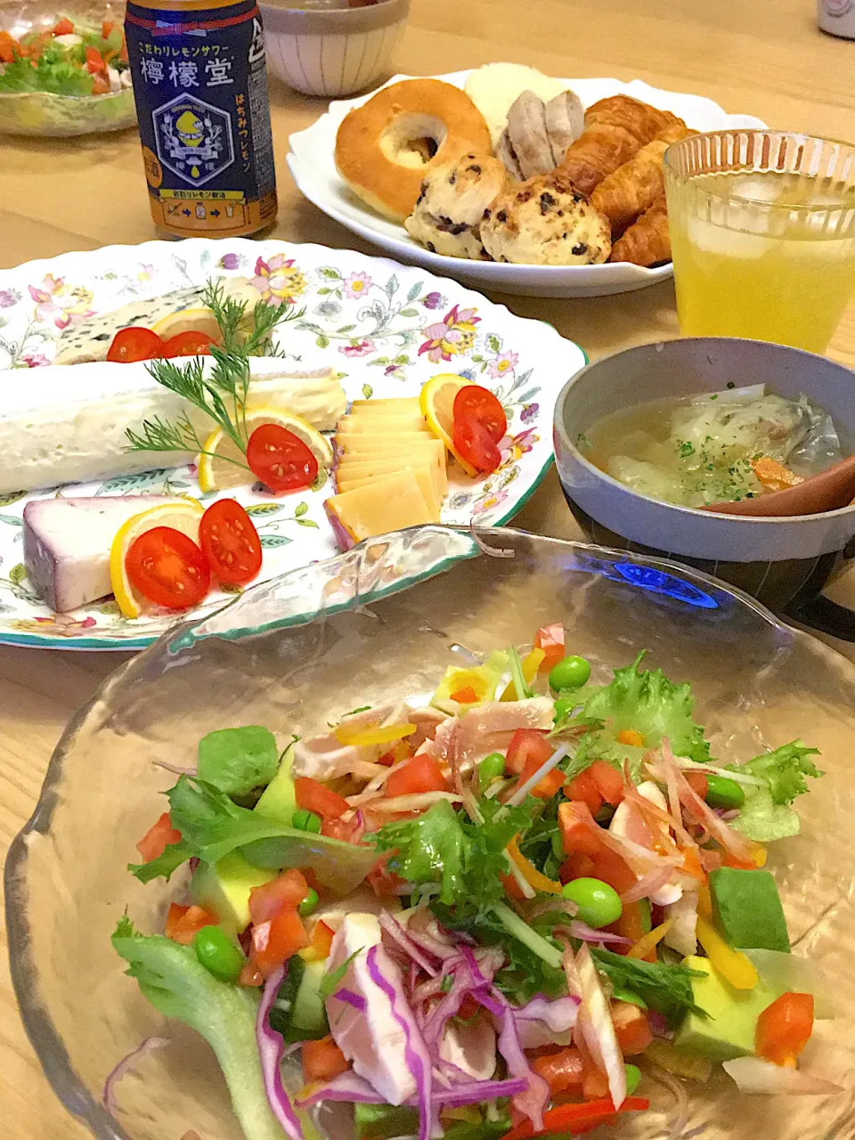 今日の夕食　ささみのタタキのサラダ仕立て　チーズの盛り合わせ　野菜スープ|ふわ猫はなちゃんさん