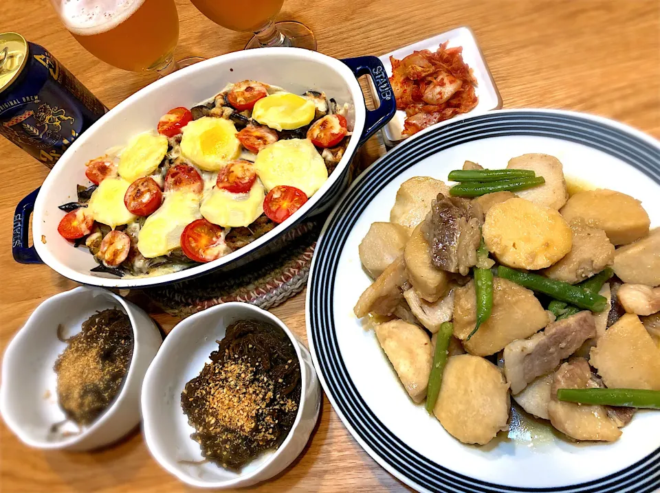 里芋と豚バラ肉のこっくり煮　茄子とじゃがいものミートソースグリル　もずく酢|じゅんさんさん