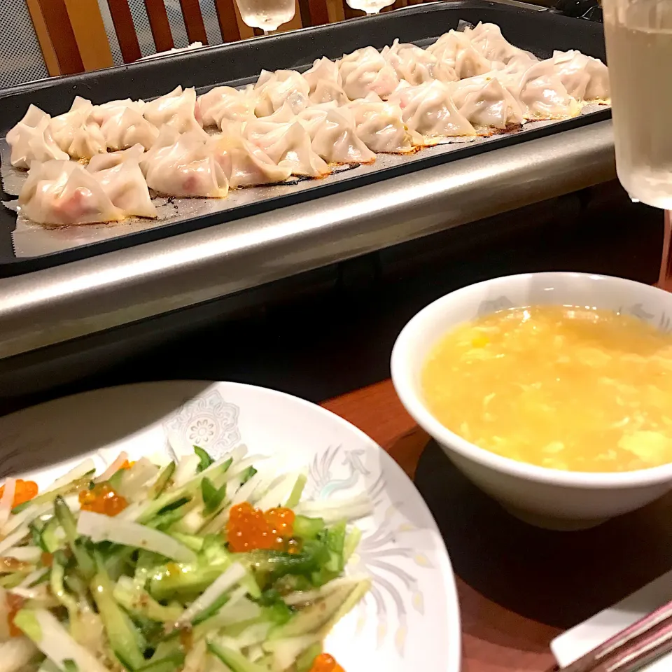 Snapdishの料理写真:今日の晩御飯 てづくり餃子🥟|mokoさん