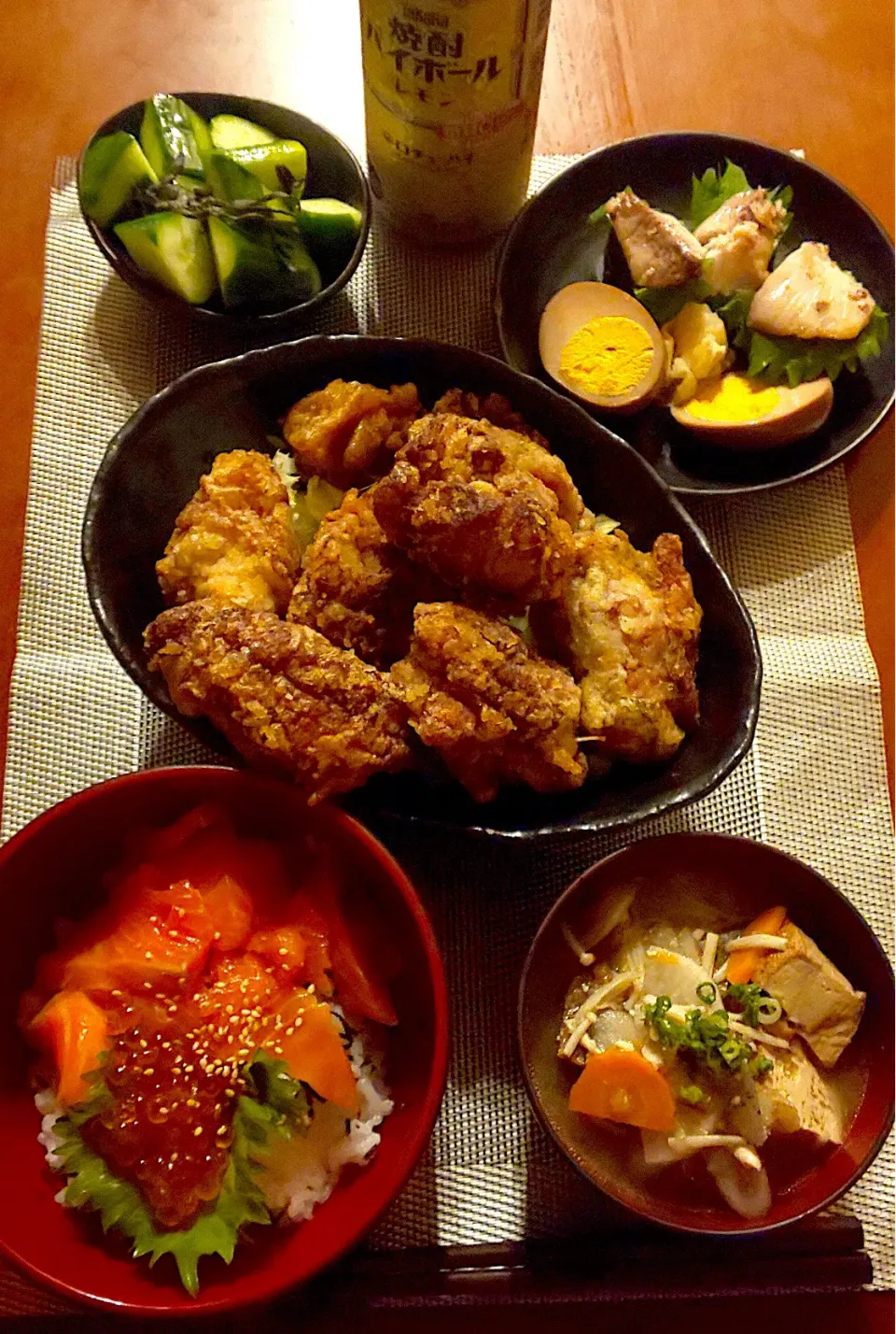 Today's dinner🍴 胡瓜の浅漬け･ﾆﾝﾆｸ焼き鰤軍艦･煮卵･下高井戸鶏唐揚専賣店の塩･梅･ﾆﾝﾆｸ,ﾋﾟﾘ辛･いくらとﾄﾗｳﾄｻｰﾓﾝ丼･しみしみおでんからのぉ根菜たっぷりお味噌汁|🌈Ami🍻さん