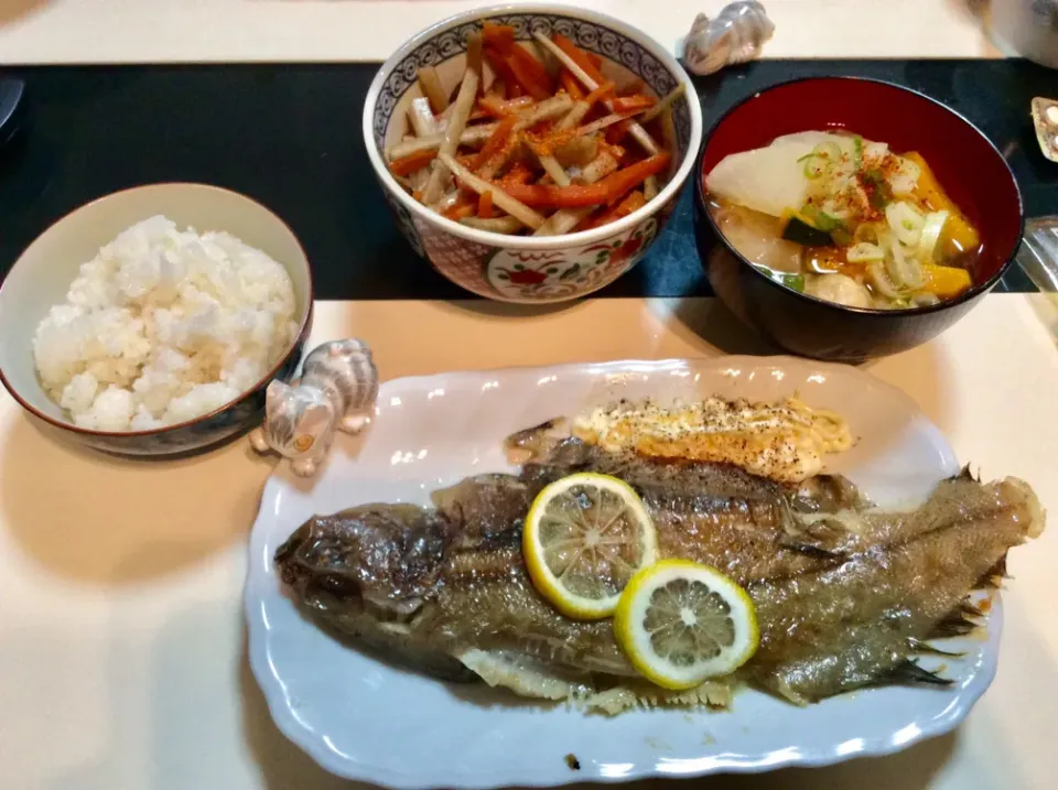 Snapdishの料理写真:島根産干しカレイ(子持ち)をレモンを乗っけてバターでソテー。
柔らかくて、盛り付け時に煮崩れしてしまった〜
惣菜は、きんぴらごぼうで、お味噌汁は、大根、カボチャ、鶏肉団子(つくね)で晩御飯|Takeshi  Nagakiさん