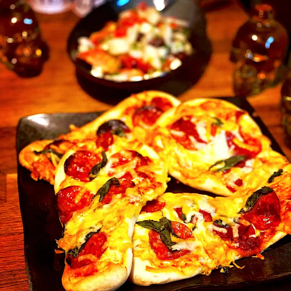 🍅 Tomato Basil 🌿 Pepperoni cheese Naan Bread with A light Feta cheese Olive Tomato Apple Pear salad #salad #naanpizza #pizza #pepperoni #homecookingisthebest |Emanuel Hayashiさん