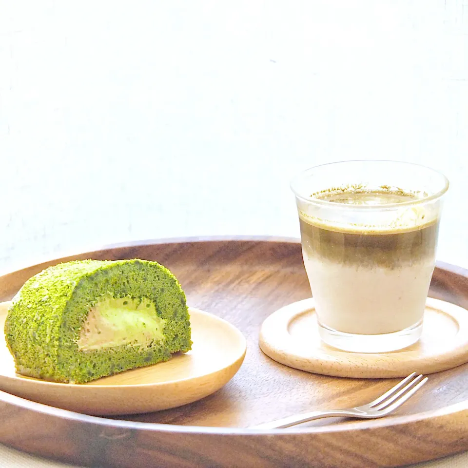 Matcha & hojicha roll cake & hojicha soy milk latte|Misstyさん