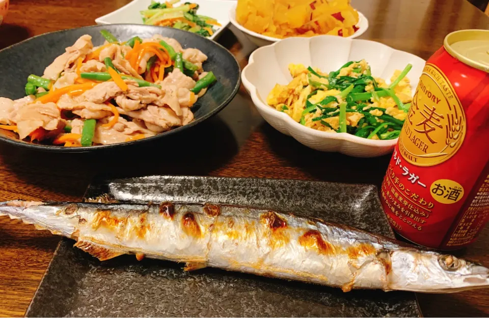 Snapdishの料理写真:秋刀魚の塩焼き、豚バラといんげんのポン酢炒め、ニラ玉、小松菜の胡麻和え、さつまいもの甘煮|なちゃむさん