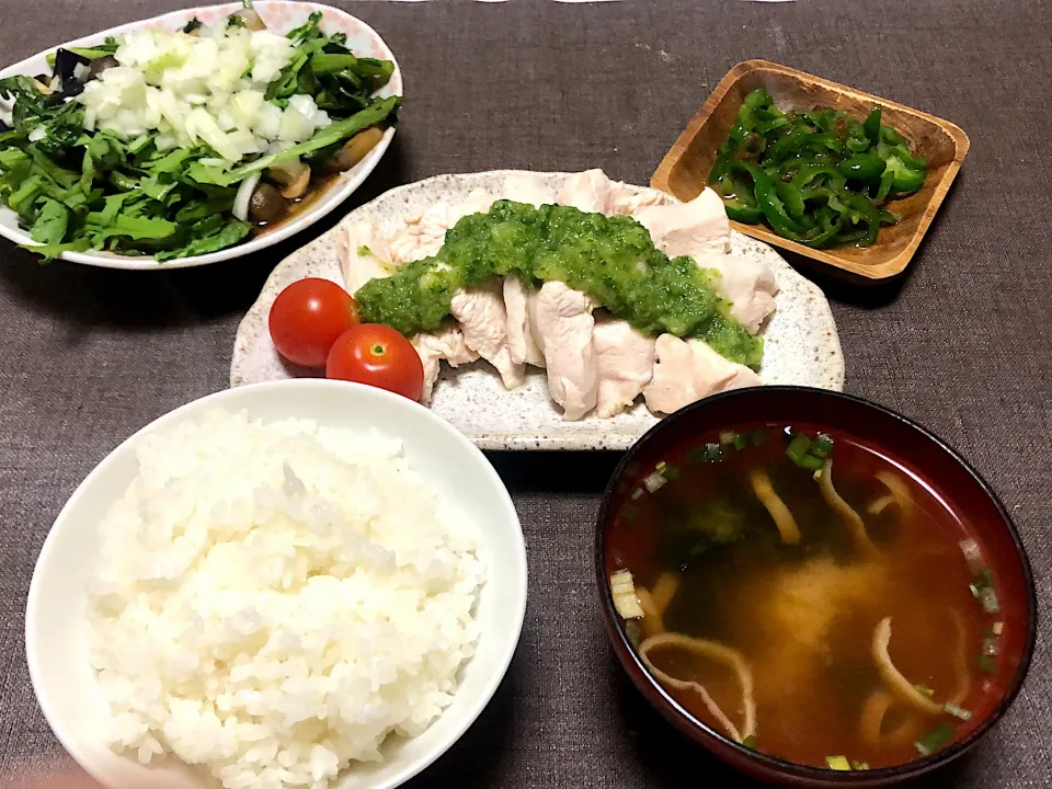 Snapdishの料理写真:茹で鶏胸肉のキューカンバーソースとナスとしめじの春菊炒め|いっくんさん