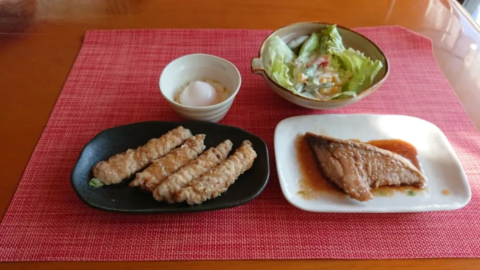 ☆ブリの照り焼き
☆インゲンと人参の豚バラ肉巻き
☆温泉卵
☆サラダ|chikakoさん