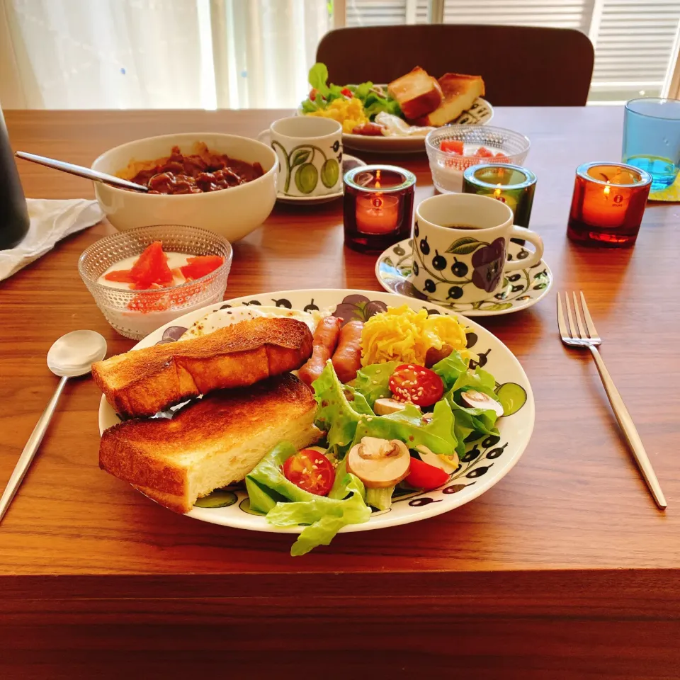 前日のハッシュドビーフをパンにつけて日曜日の朝ごパン|gintanさん