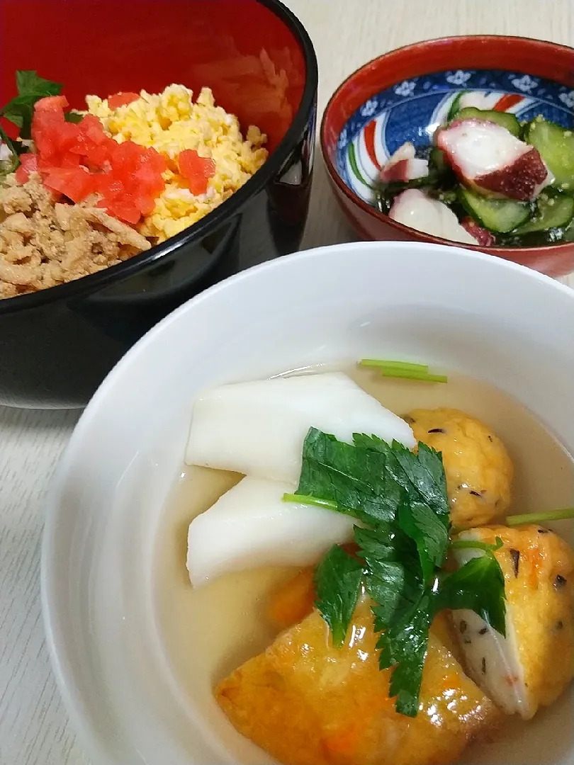 ☆今日の晩ごはん☆　鶏そぼろ丼　酢の物　おでんすまし|hamamaさん