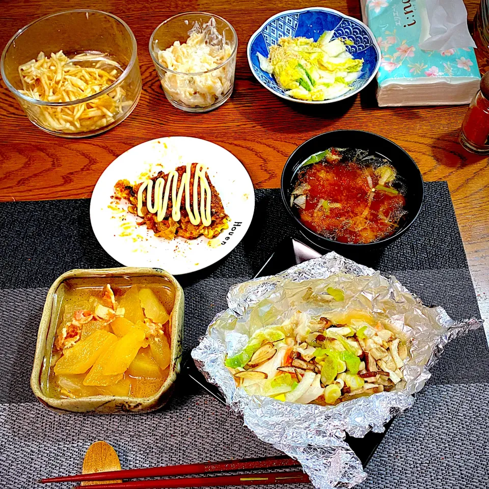 Snapdishの料理写真:鮭とキノコのホイル焼き、冬瓜とベーコンのスープ煮、豚汁、常備菜|yakinasuさん