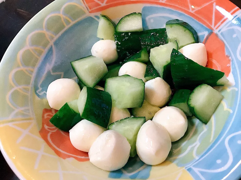 えごま油できゅうり🥒とモッツレラチーズサラダ😋|アライさんさん