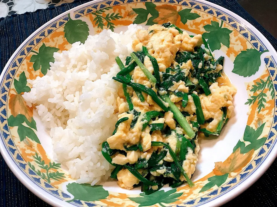 ふわっとニラ玉丼😋|アライさんさん