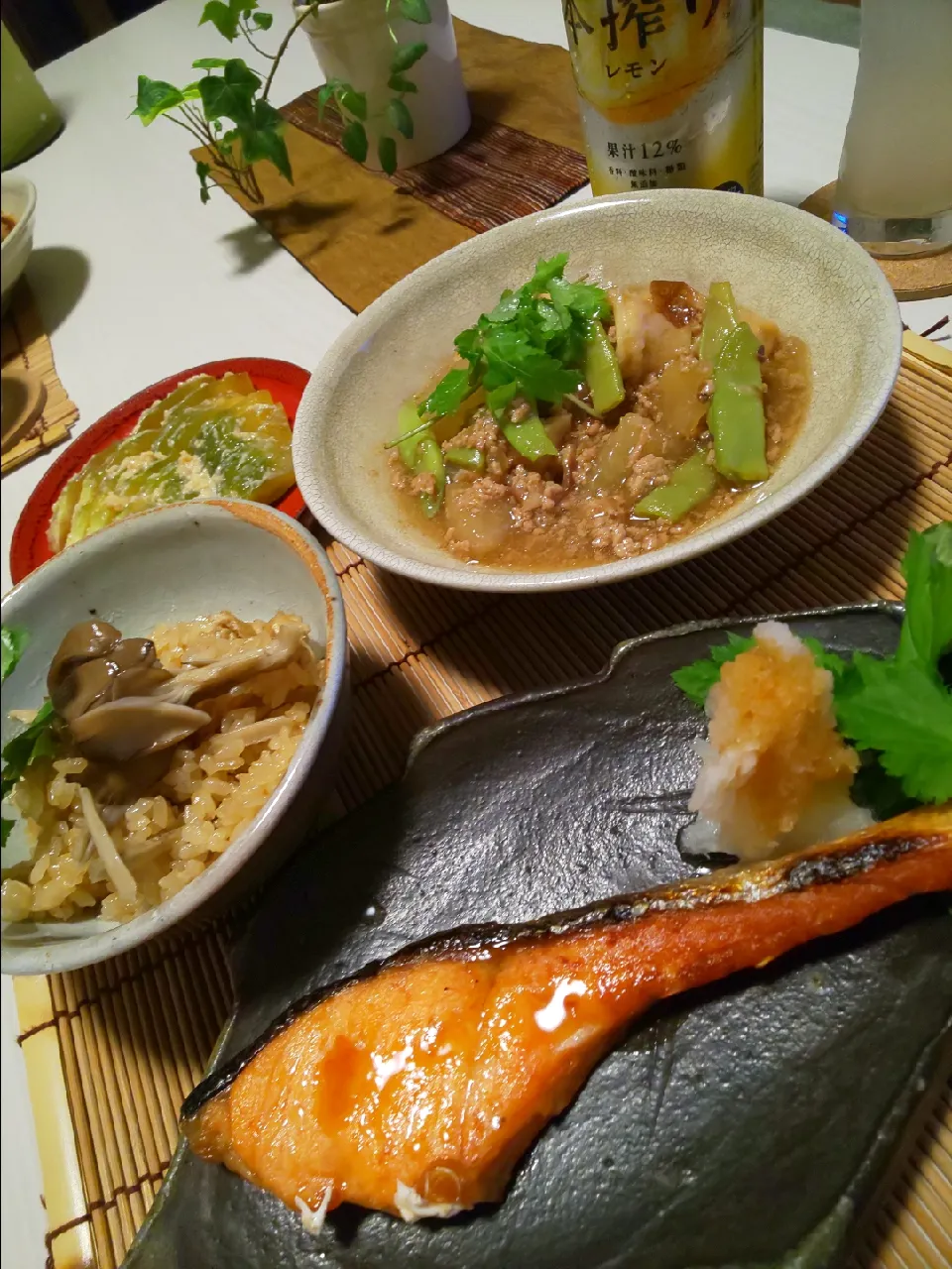 舞茸ご飯、肉餡かけ大根煮物、塩鮭、奈良漬♪
ご飯呑み♪|miyuki🌱さん