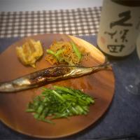 秋刀魚、空芯菜のニンニク炒め、しらたきの塩昆布和え、玉子焼き＆久保田萬寿