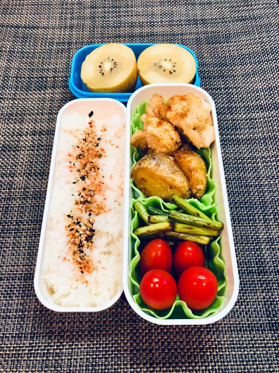 Snapdishの料理写真:本日の女子中学生弁当→鶏とポテトのカレーチーズ焼き、ニンニクの芽炒め|Taja & Mayさん