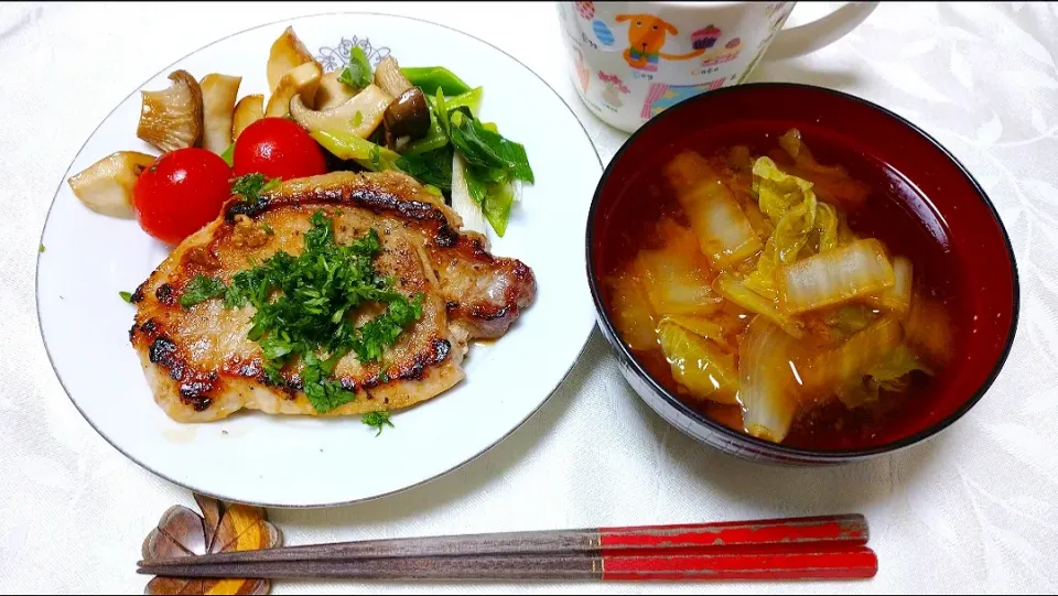 Snapdishの料理写真:10/13の夕食
豚ロース肉のソテー
白菜の味噌汁|卯月さん