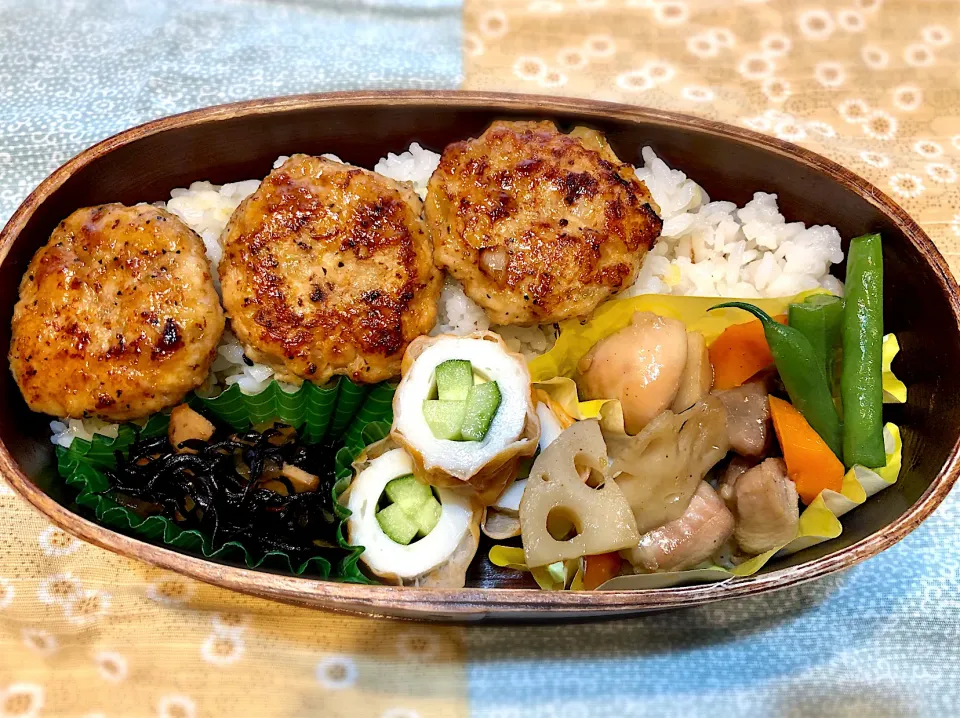 サラ弁　　　　　　　　　　　　　　　　　鶏つくね　鶏と蓮根の煮物　ひじき煮　竹輪キュウリ|じゅんさんさん