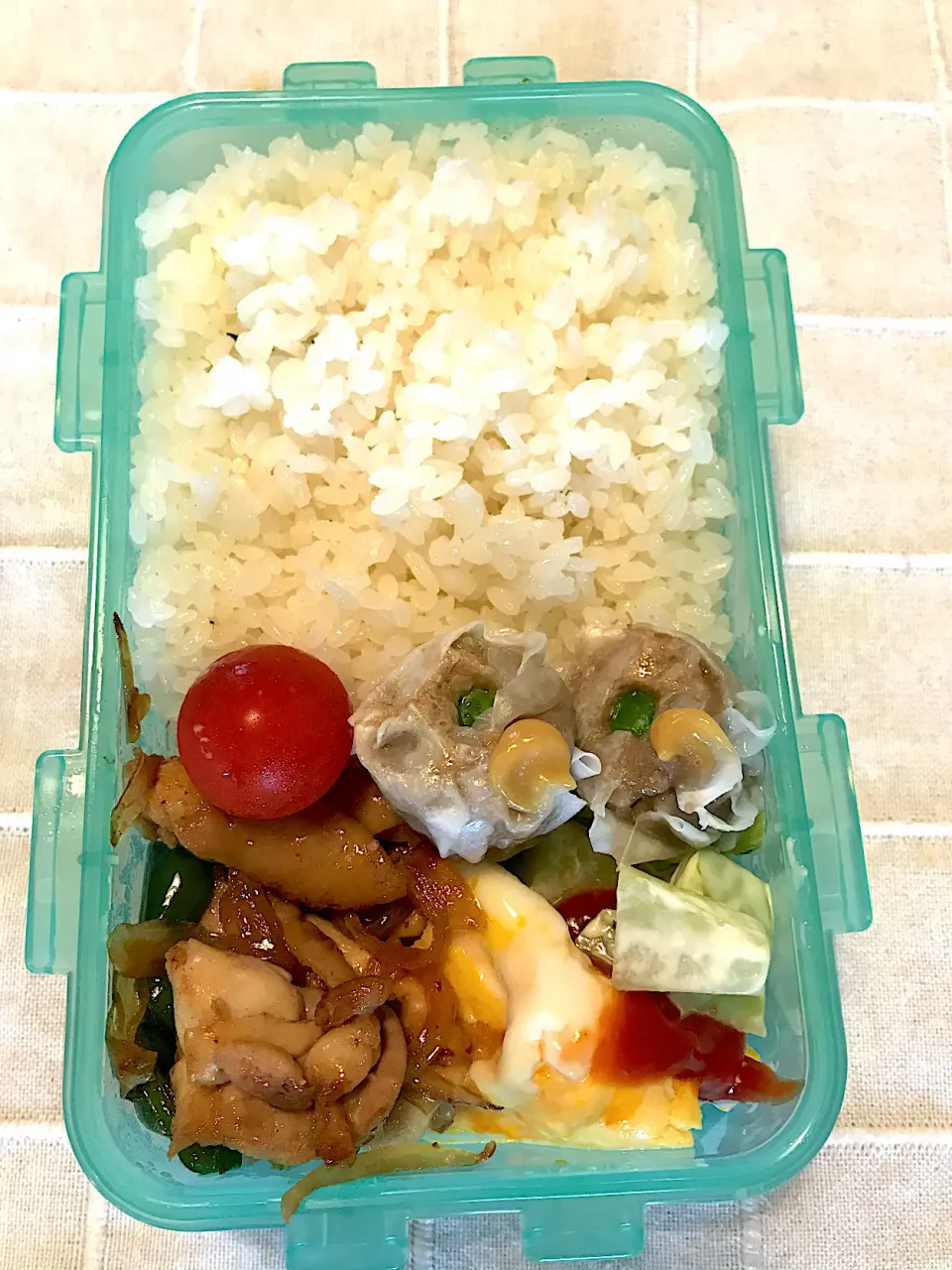 Snapdishの料理写真:お弁当🍱照り焼きチキン、シウマイ、オムレツ、ブロッコリーマヨ🥦…|純さん