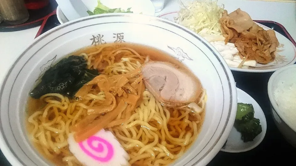 Snapdishの料理写真:東京ラーメン 桃源
らーめん（単品、500円）
生姜焼き（単品、400円）
セット（半ライス、小鉢、漬物）
＠鬼子母神、雑司が谷
（JR池袋駅から徒歩10分）
20216|大脇さん