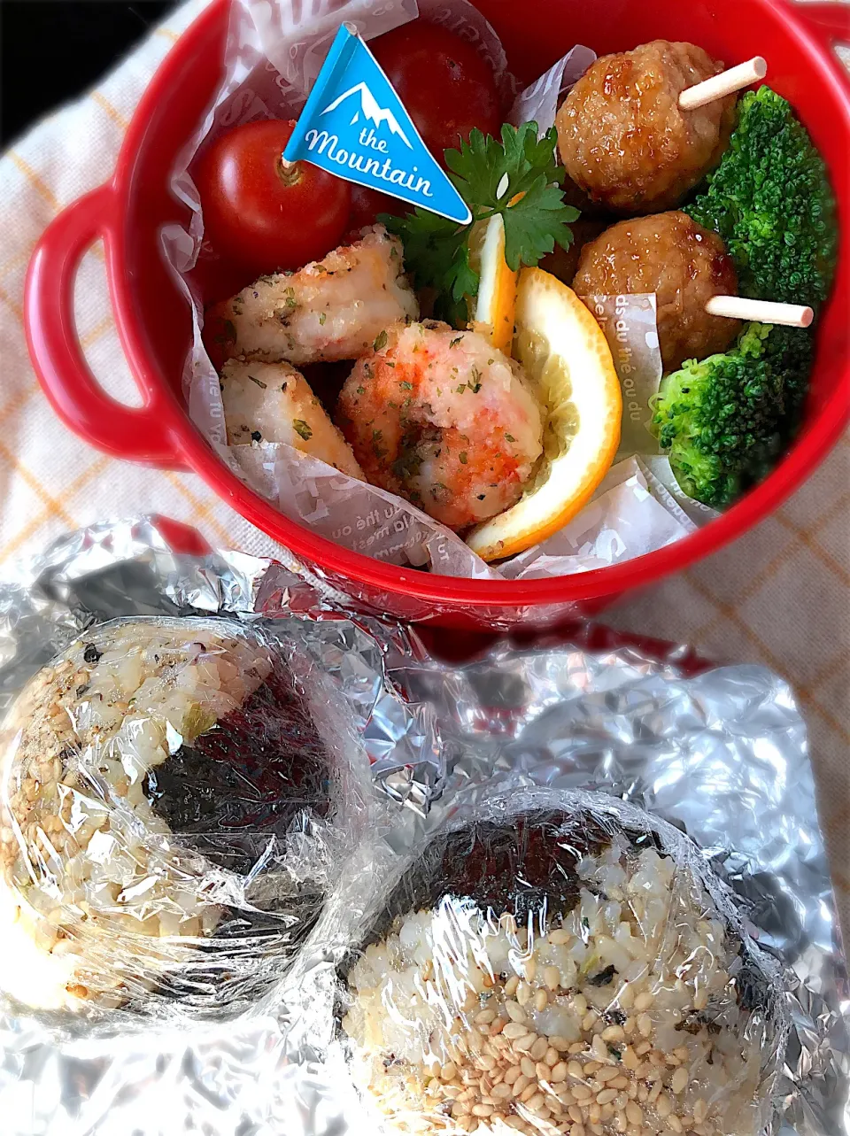 おにぎり🍙とえびの唐揚げ🦐弁当|かおさん