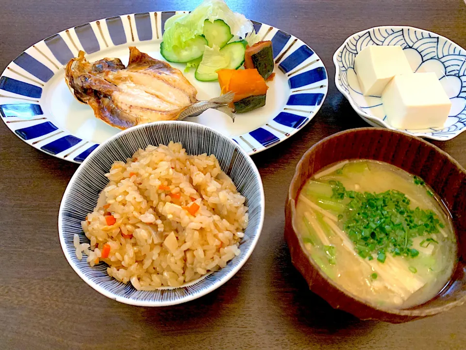 炊き込みご飯　アジの開き　冷奴　お味噌汁|NAKATAさん