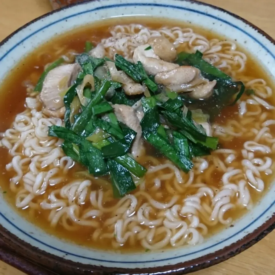 残りの炒め物のせてラーメン🍜|しまだ ちえこさん