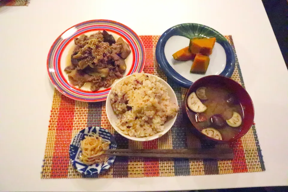 Snapdishの料理写真:今日の夕食 なすと豚肉のめんつゆ、かぼちゃの煮物、切り干し大根のナムル、玄米、なすの味噌汁|pinknari🐰🌈さん