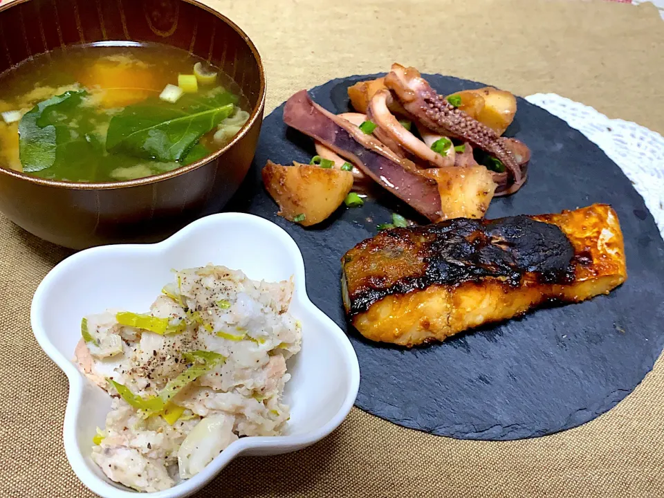 Snapdishの料理写真:さわらの味噌漬け🐟
イカと🥔バタポン酢焼き　　　　　　　　　　　里芋ツナサラダ
おかわかめ味噌汁|eiyadeさん