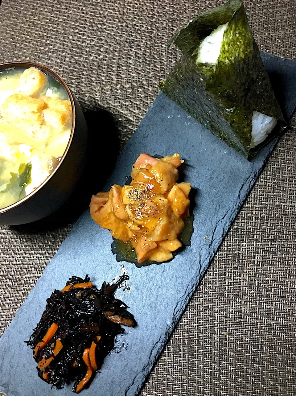 焼き鳥缶詰を囲んで|すくらんぶるえっぐさん