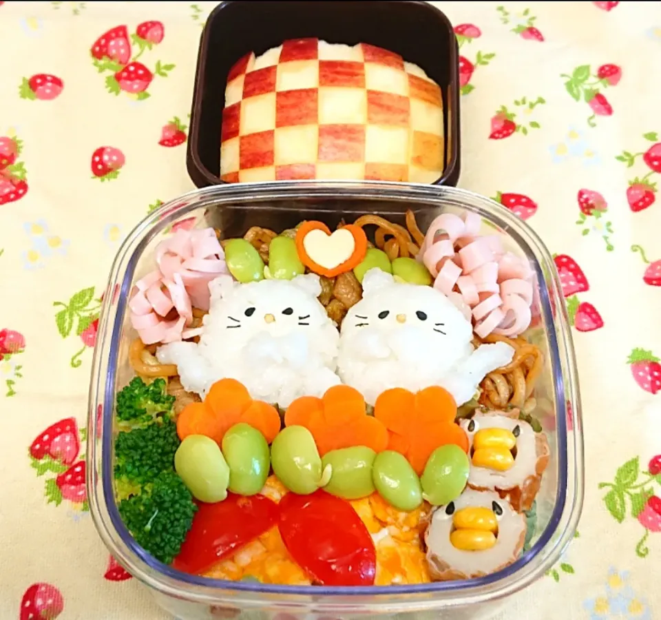 焼そばの上に猫ちゃんおにぎり弁当❤️|みちゅあしさん