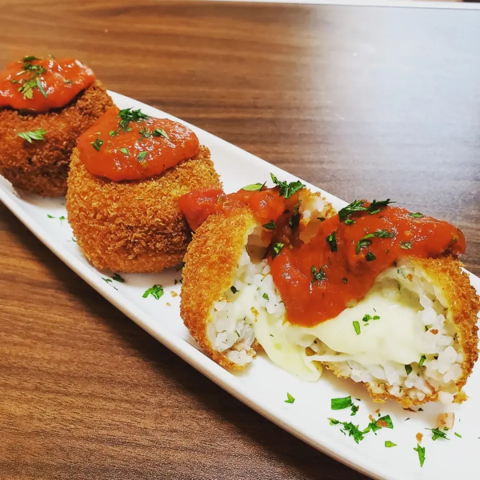 丸大食品さんのエビドリアソース使用🍤チーズinライスコロッケのトマトソースがけ🍴|Yukiさん