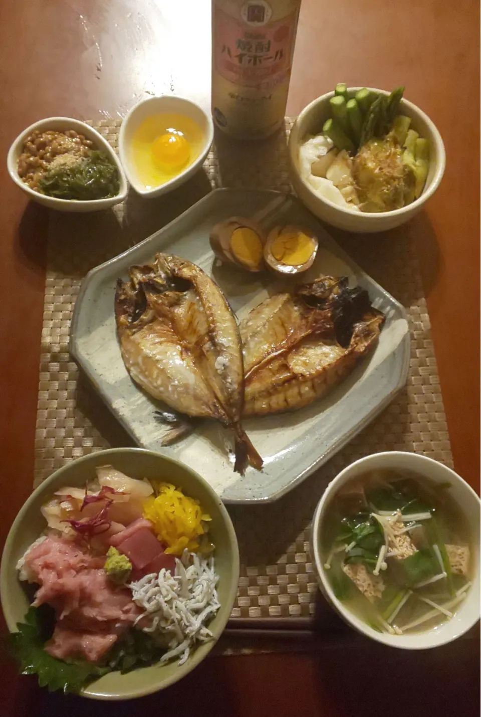 Today's dinner🍴めかぶ納豆･生卵･長芋,焼き茄子&ｱｽﾊﾟﾗｶﾞｽのぽん酢和え･鯵の干物焼き･しみしみ煮卵･しらすと鮪丼･えのきとほうれん草&しみしみ厚揚げ､こんにゃくのお味噌汁|🌈Ami🍻さん