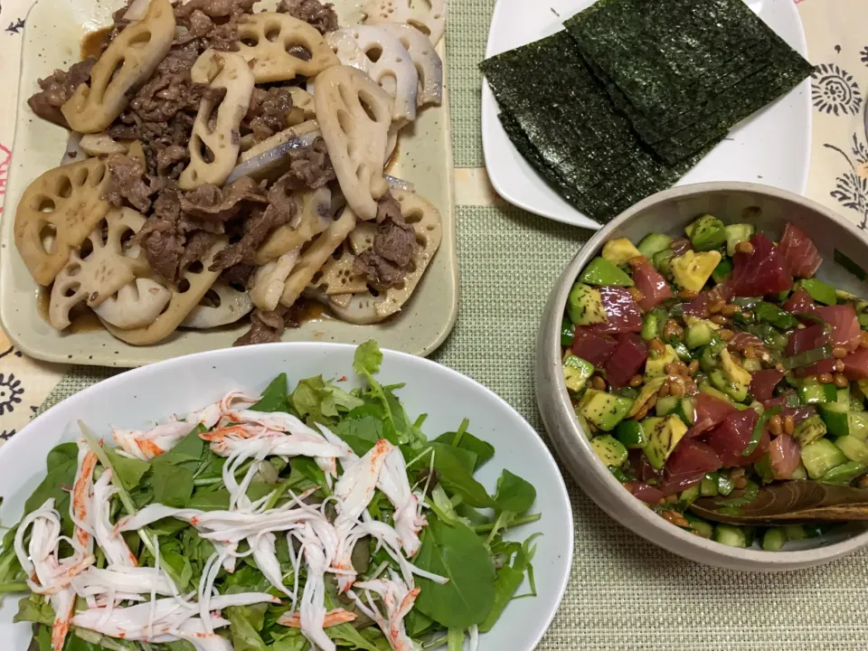 牛肉とれんこんの炒め煮、マグロアボカド納豆、ベビーリーフとカニカマのサラダ|peanutsさん