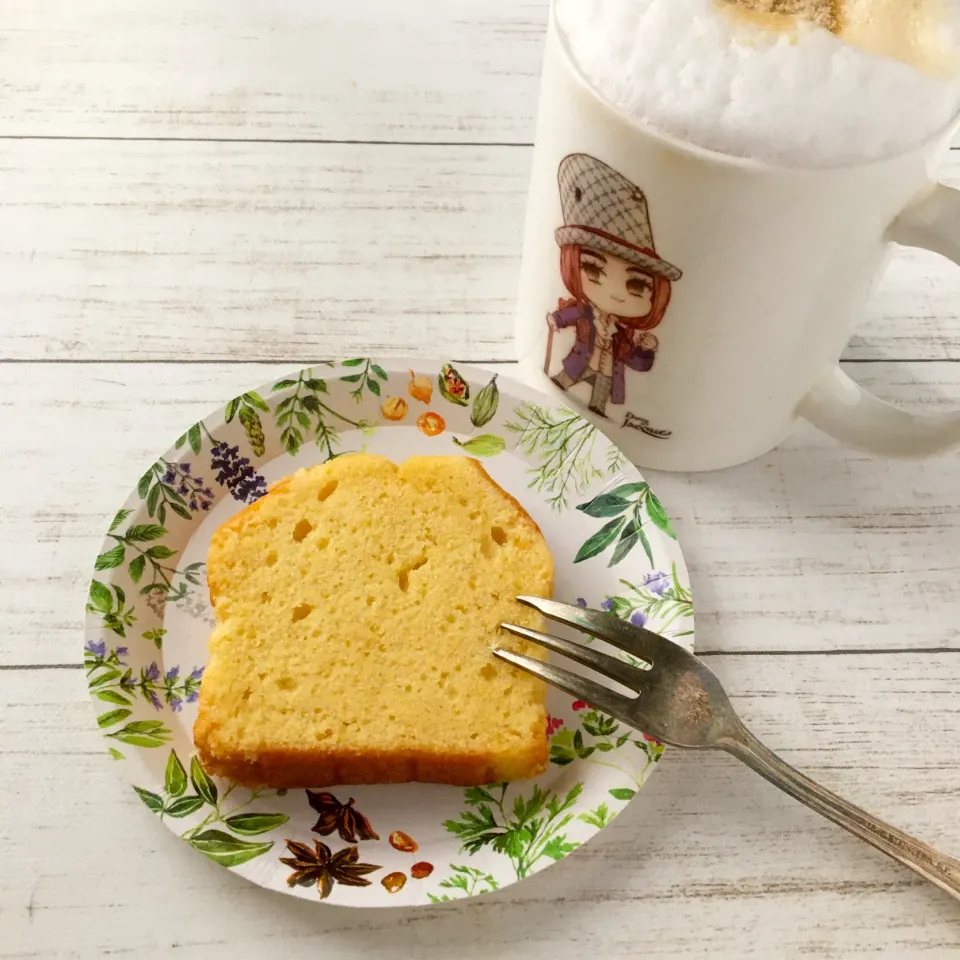 パウンドケーキとカプチーノ風コーヒー|ポンポンダリアさん