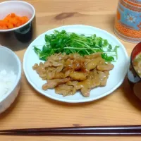 生姜焼き、豆苗炒め、にんじんバター、ネギとしめじのお味噌汁、白米|まどろむさん