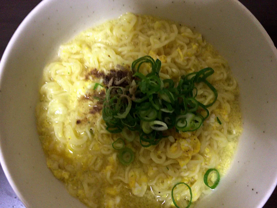 Snapdishの料理写真:TV もちっと太麺 塩ラーメン(玉子入)|ばーさんさん