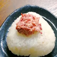 Snapdishの料理写真:マヨコンビーフのおにぎり🍙|sunnyさん