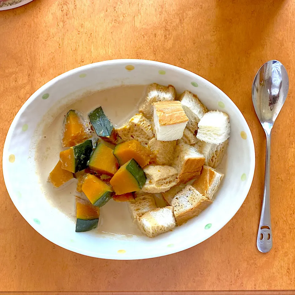 Snapdishの料理写真:Breakfast with bread and sweet pumpkin soup, enjoy the autumn before halloween coming|MI 「いどりす」さん