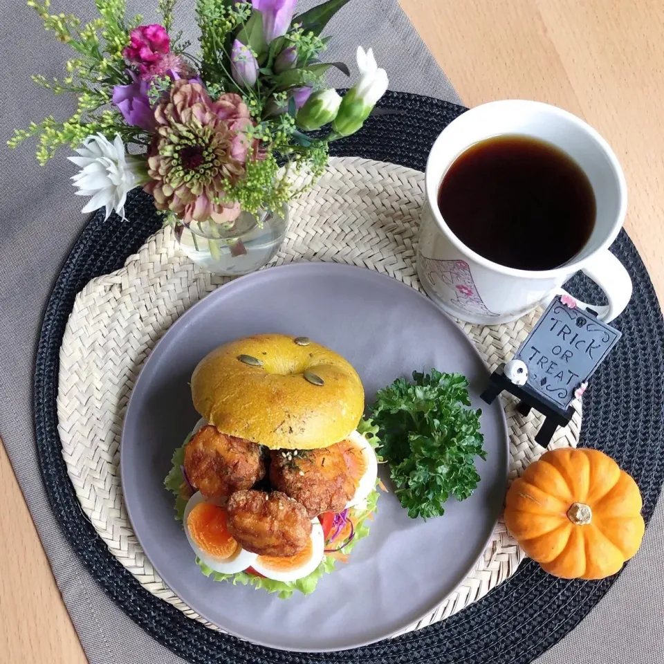 10/15❤︎バター醤油から揚げ&半熟たまごパンプキンベーグル🥯🌱|Makinsさん