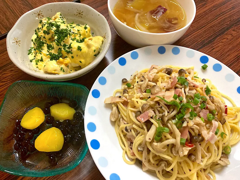 秋の味覚　しめじとベーコンのペペロンチーノ、南瓜とクリームチーズのサラダ、サツマイモと玉ねぎのスープ、栗とブラックタピオカのココナッツミルク|もちもちさん