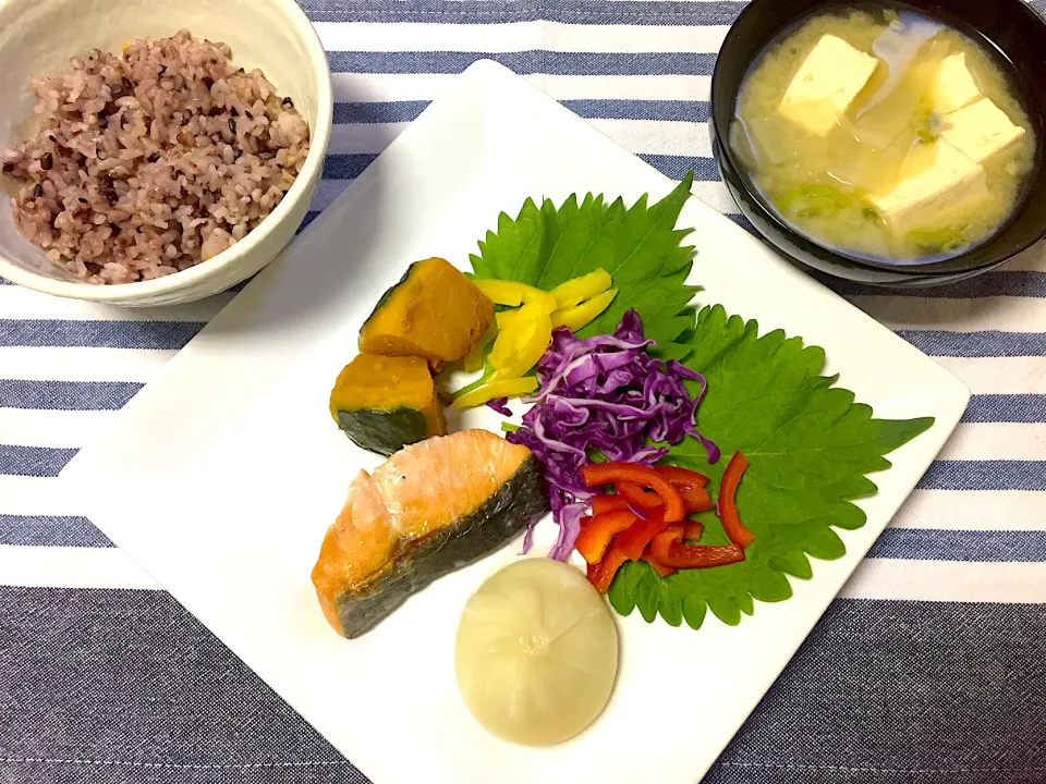 秋鮭の塩焼き、カボチャの煮物、小籠包、サラダ、豆腐と大根の麹味噌汁|jackybeanさん