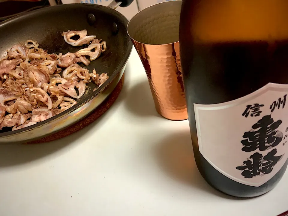 Snapdishの料理写真:のど軟骨のカリカリ焼き　と日本酒|Yossarianさん